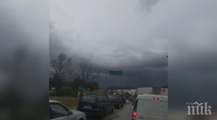 километрични опашки вият граничния пункт кулата промахон