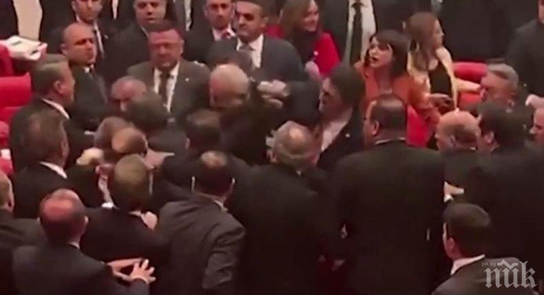 Депутати се хванаха за гушите в турския парламент заради намесата в Сирия