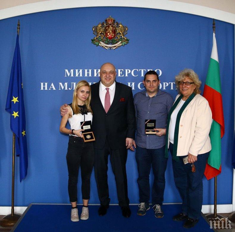 Красен Кралев награди Йоана Илиева за европейската титла на сабя при жените до 20 години