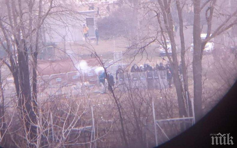 НАПРЕЖЕНИЕТО РАСТЕ: Турски полицаи стрелят с газови гранати по гръцките граничари (ВИДЕО)