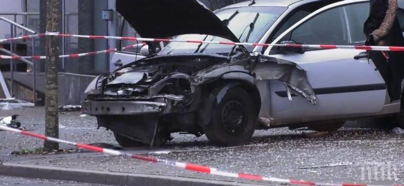 Пиян заби колата си в спирка