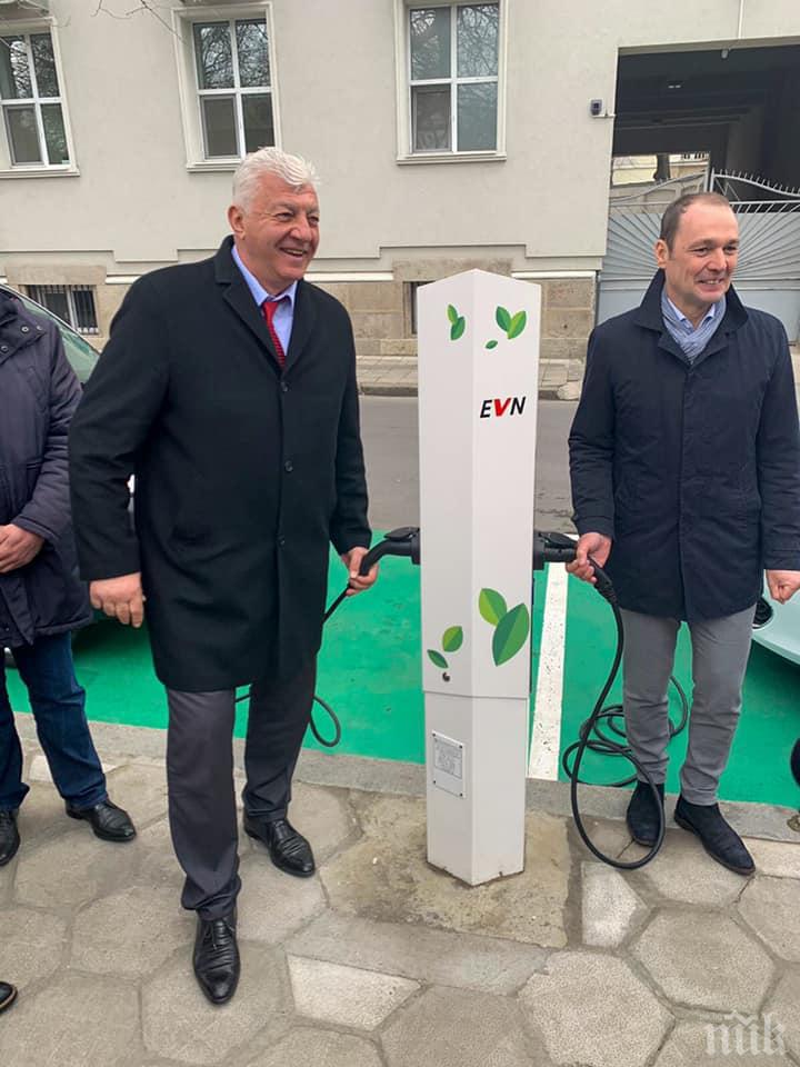 Пловдив за пример: Зико се похвали със зарядна станция за електромобили (СНИМКИ)