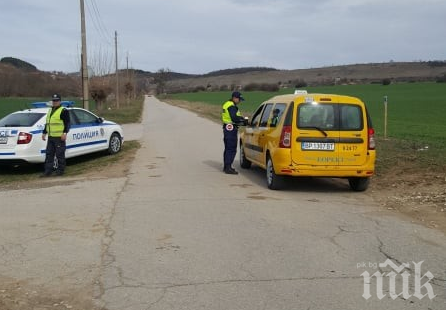 Спецакция в Мездра! Тарашат частни адреси за дрога, изземат оръжия