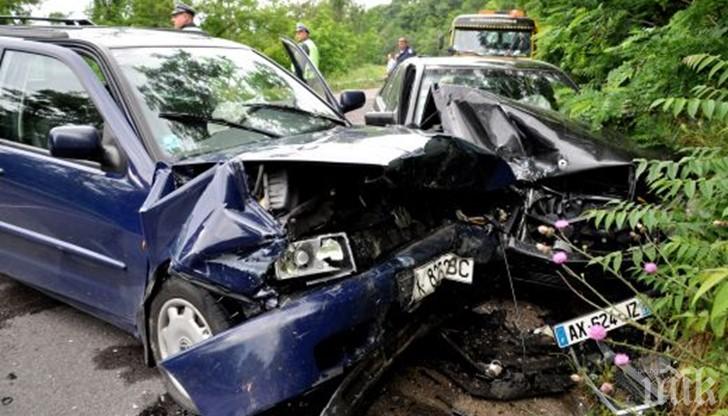 ОТ ПОСЛЕДНИТЕ МИНУТИ: Мерцедес и фолксваген се смляха в Бургас (СНИМКИ/ВИДЕО)