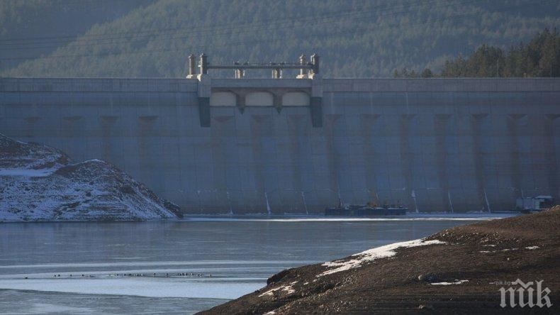 ВИЖДА МУ СЕ КРАЯТ: Облекчават водния режим в Перник - нивото на язовир Студена се покачва 