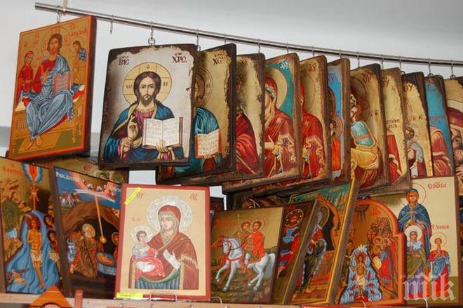 Преживели коронавируса майка и дъщеря дариха десетки икони на църквата в Стралджа и пари на общината