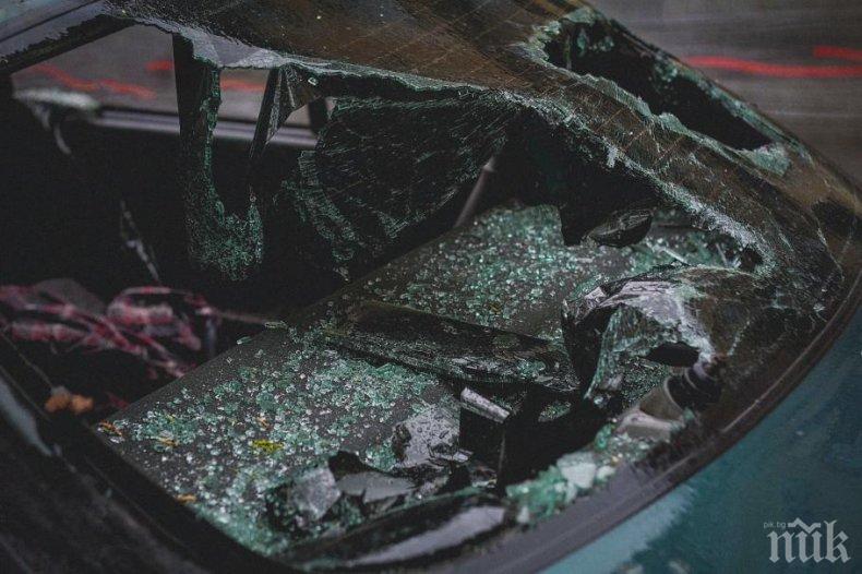 НЕЛЕПО: Възрастен човек почина на тротоара, ударен фатално от отскочила при катастрофа кола