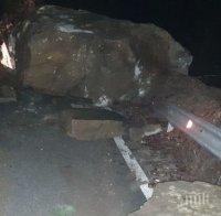 Огромен камък се стовари на пътя в Буйновското ждрело