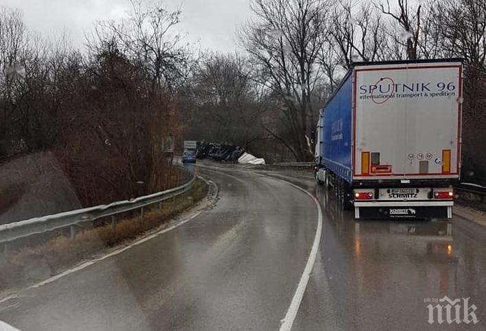 ТИР се обърна на един от изходите на автомагистрала „Тракия“ край Пловдив