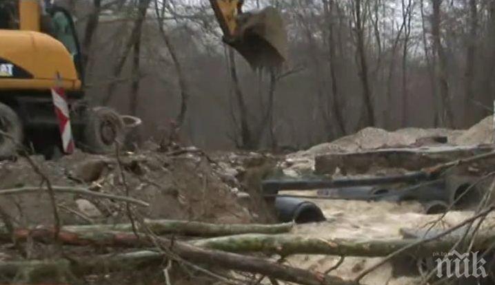 Придошла река затвори пътя за Мелник