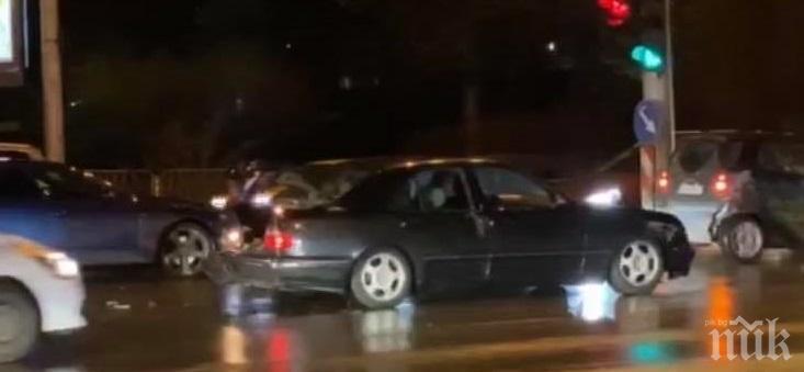 ПЪРВО В ПИК TV: Катастрофа запуши движението на бул. Ситняково (ВИДЕО)