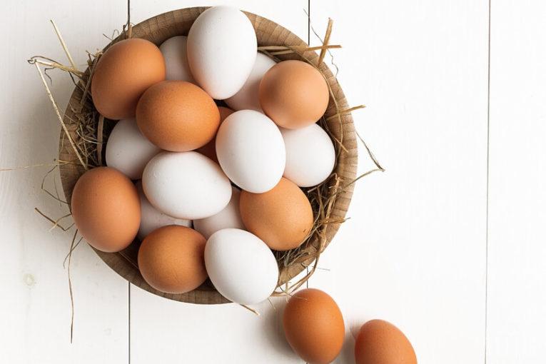 ФЕРМЕРИ ПРИЗОВАВАТ: Купувайте бели яйца