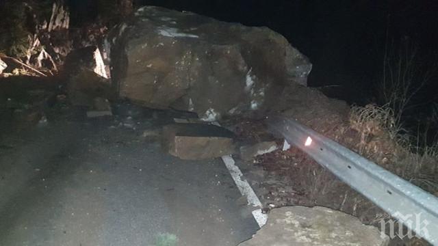 Огромен камък се стовари на пътя в Буйновското ждрело