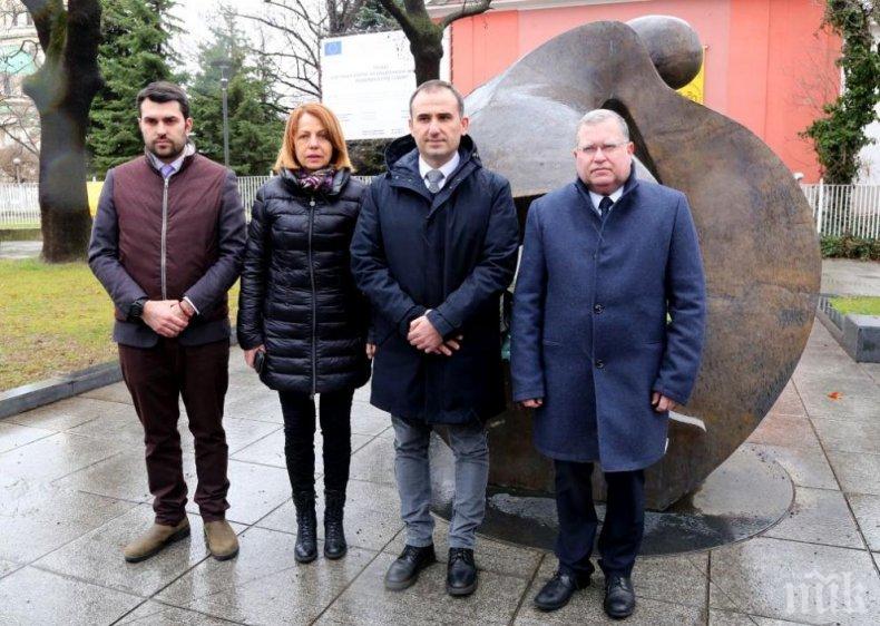 Фандъкова поднесе цветя пред паметника за спасение на евреите