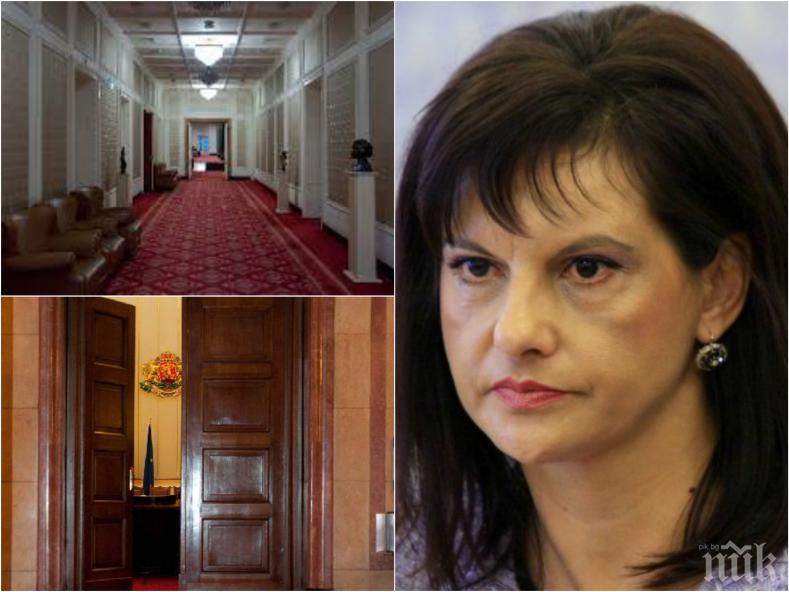 НАПРЕЖЕНИЕ В ПАРЛАМЕНТА: Журналисти на бунт срещу ограниченията, Дариткова ги успокоява