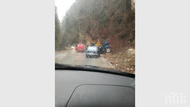 Свлачище затрупа камион в Родопите