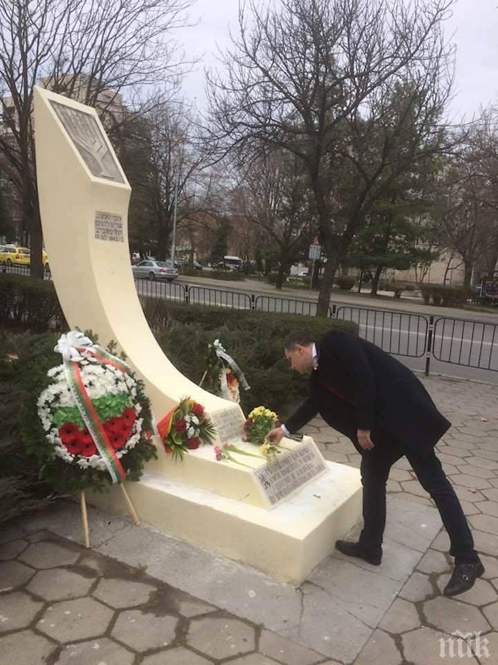 Депутатът Александър Сиди положи цветя на паметник на Живите - почете спасените български евреи, сред които баба му и дядо му