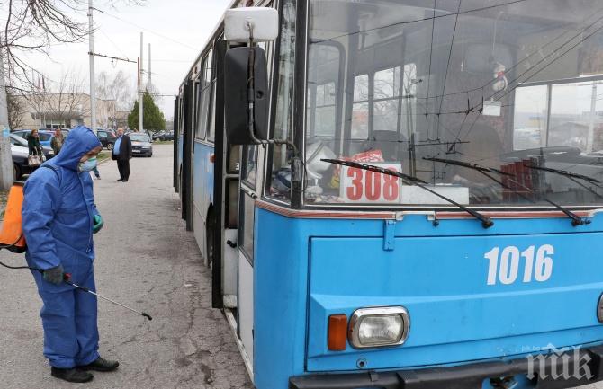 Пръскат срещу COVID-19 в тролеите на Хасково