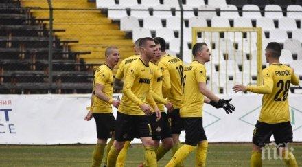 футболистите ботев спират тренировките март