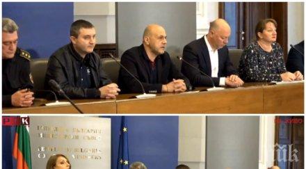 извънредно пик министрите обявиха помощ социално слабите фирмите поемаме заплатите нужда съкращения спират делата взиманията чси видео обновена снимки