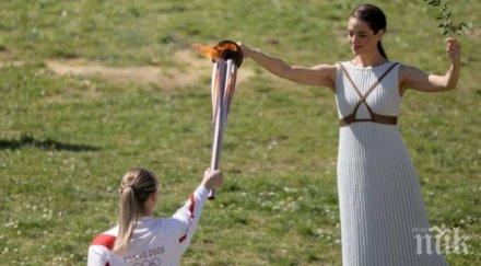 предават олимпийския огън закрита церемония атина