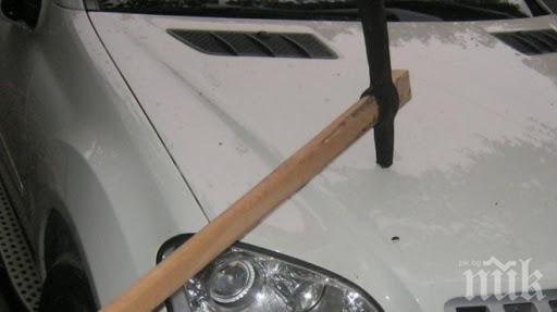 Кола във Варна осъмна със забита кирка