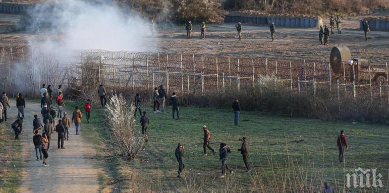 НАПРЕЖЕНИЕ: Газ и водни оръдия по турско-гръцката граница