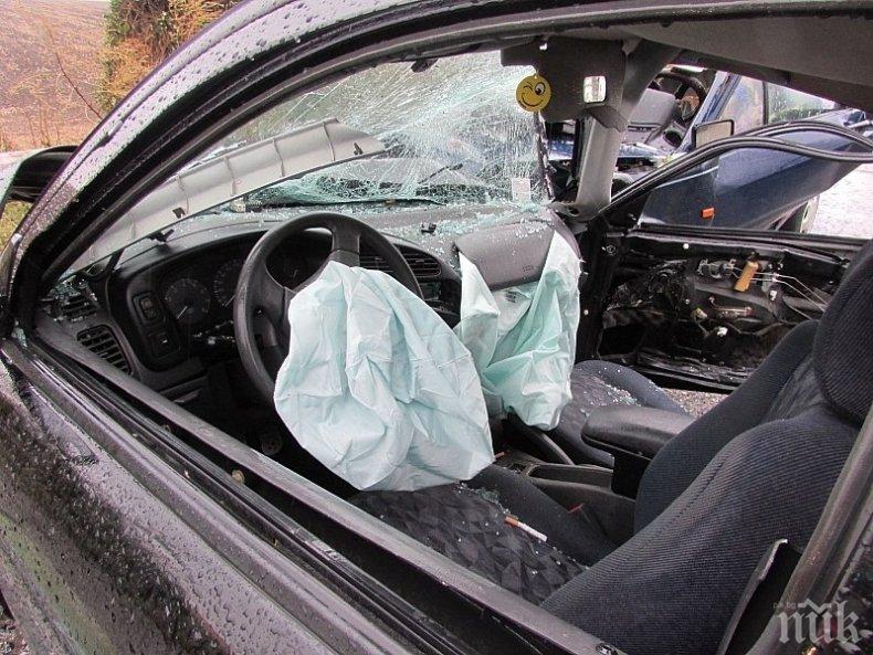 Пиян на мотика мъж заби колата си в паркиран „Голф” във Врачанско