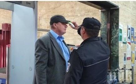 МЕРКИ: Мерят температура на входа в пловдивския съд (СНИМКА)