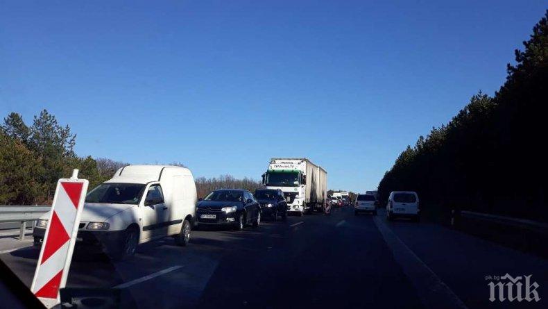 ПЪРВО В ПИК: Ремонтите по АМ Тракия затапиха трафика (СНИМКИ)