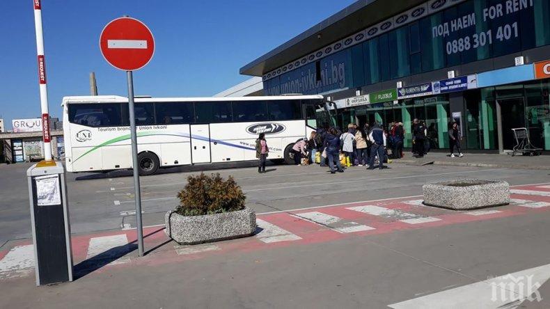 САМО В ПИК: Международната автогара в София опустя - затворени офиси и отменени автобуси
