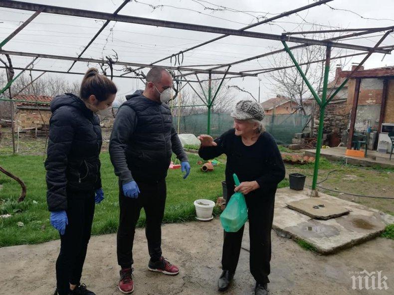 БЛАГОРОДНО: Хотел готви и раздава храна на възрастни и самотни хора в Шипка (СНИМКИ)