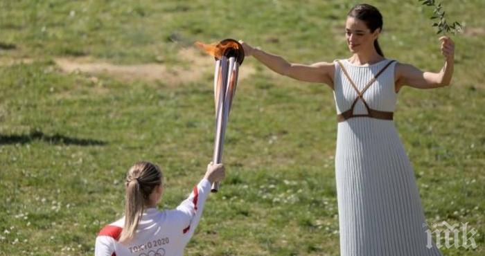 Предават олимпийския огън на закрита церемония в Атина