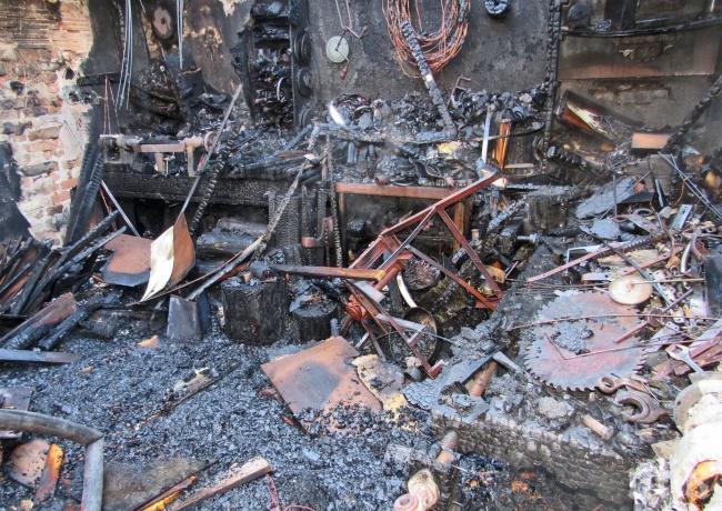 Пожар подпали дърводелска работилница в Русе (СНИМКА)