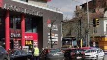 ПЪРВО В ПИК: Катастрофа в центъра на София - катаджии нищят инцидента (СНИМКИ)