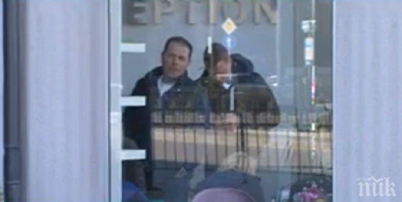 ОТ ПОСЛЕДНИТЕ МИНУТИ: Започва извозването на британските туристи от хотела на Лъвов мост до летището (СНИМКИ)