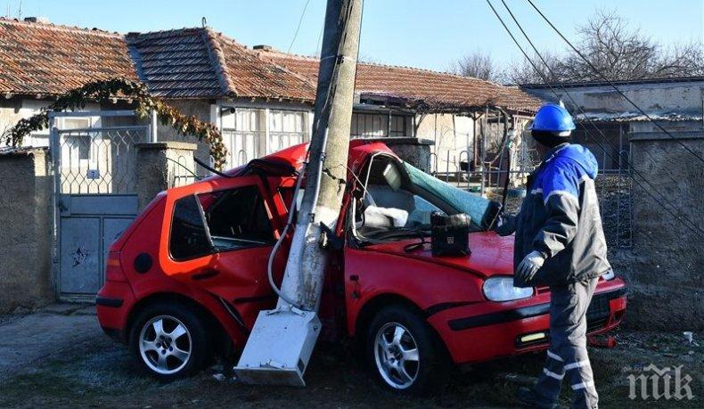 Шофьорка се заби в стълб в Костенец - състоянието й е тежко