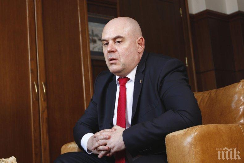  Главният прокурор Иван Гешев на спешна среща с ген. Мутафчийски за мерките срещу коронавируса