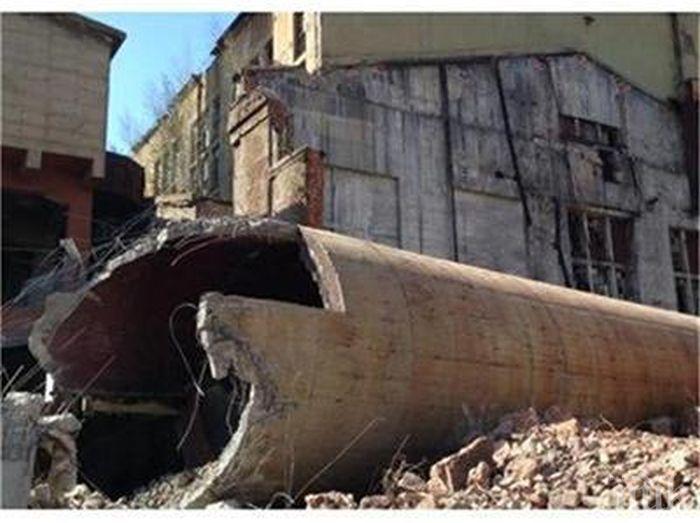 ЗРЕЛИЩНО: Взривяват комин на стар завод в Пловдив