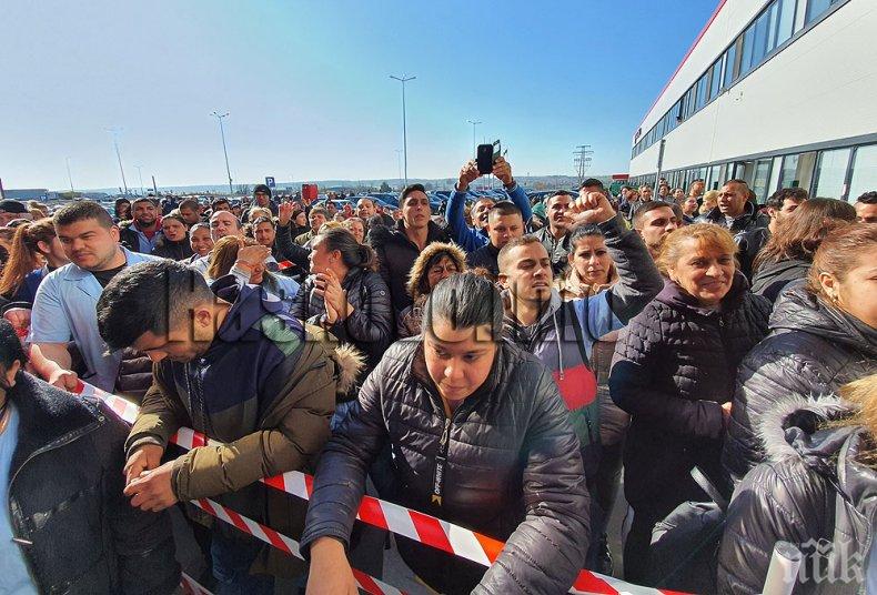 В ХАСКОВО: Стотици работници от „Язаки“ протестират, искат отпуск заради коронавируса (СНИМКИ)