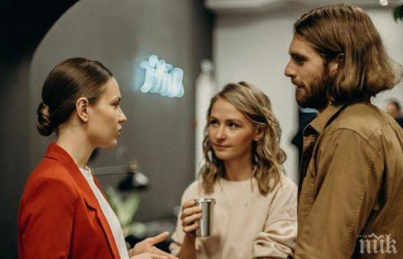 Тези три зодии се влюбват в двама души