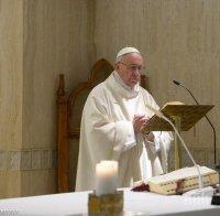 СРЕЩУ COVID-19: Папата призова за световна молитва