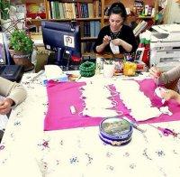 Учителки от Монтана шият предпазни маски за многократна употреба