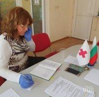 НА ВЪЗРАСТНИТЕ: Доброволци на БЧК в Пловдив доставят храна и лекарства (СНИМКИ)