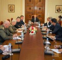 Радев и Каракачанов обсъдиха изпълнението на задачите на военните по време на извънредно положение