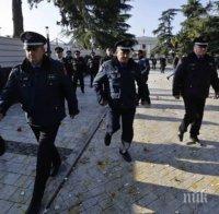 Властите в Албания заплашват със сълзотворен газ и водни оръдия, ако не се спазва полицейският час