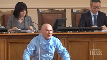ПЪРВО В ПИК TV: Марешки изби рибата със защитен костюм в парламента (ВИДЕО)
