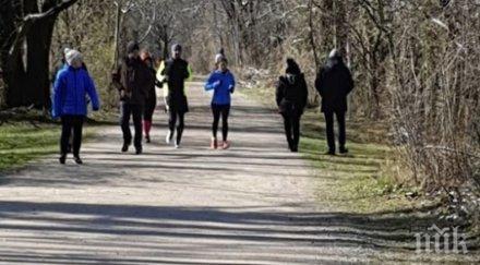 въпреки мерките коронавируса парковете мюнхен пълни хора