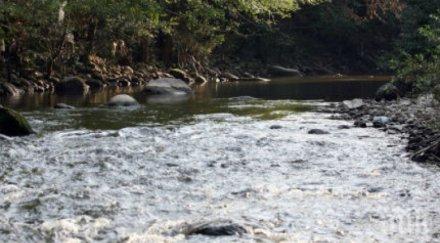 разлив водите река тополница побеляха