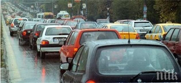 Километрична опашка задръсти изхода на София към автомагистрала Тракия